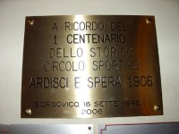 /album/anno-2006/la-targa-commemorativa-sulla-via-borgovico-al-civico-della-sede-storica-jpg1/
